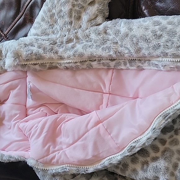 Carters NWOT 0-6 Month Snow Leopard Cozy Bunting Gray with pink lining - Picture 3 of 6